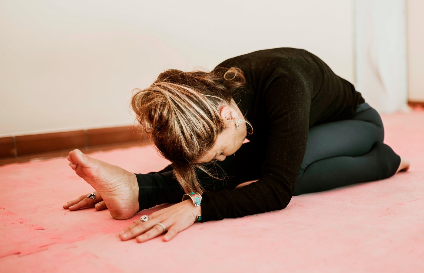 la forma dello yoga che si concentra sullo stretching profondo yin yoga